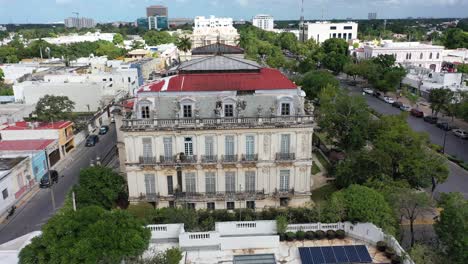 Luftbildrutsche-Nach-Rechts,-Die-Den-Paseo-De-Montejo-Mit-Den-Casa-Gemalas-Zeigt,-Zwillingsvillen-In-Merida,-Yucatan,-Mexiko