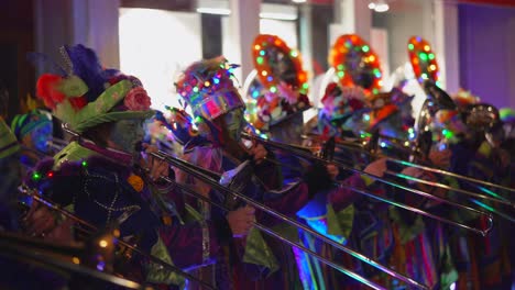 Toma-Panorámica-De-Un-Músico-Disfrazado-Tocando-La-Trompeta-En-Un-Evento-De-Carnaval-Durante-La-Vida-Nocturna