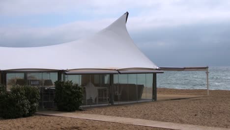 Leere-Strandbar-Am-Strand-An-Einem-Bewölkten,-Windigen-Tag