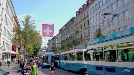 Zurich-Suiza,-Circa-:-Calle-Comercial-En-Bahnhofstrasse-En-Zurich,-Suiza