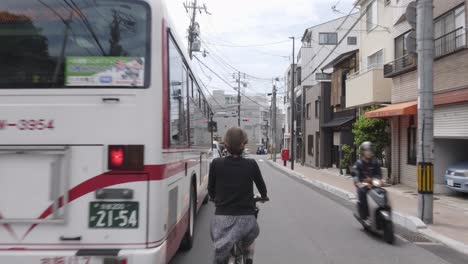Radfahren-In-Kyoto,-Japan-Ist-Eine-Hervorragende-Möglichkeit,-Sehenswürdigkeiten-Zu-Besichtigen,-Das-Land-Zu-Erkunden-Und-Teure-Tarife-Zu-Vermeiden-–-Nahaufnahme