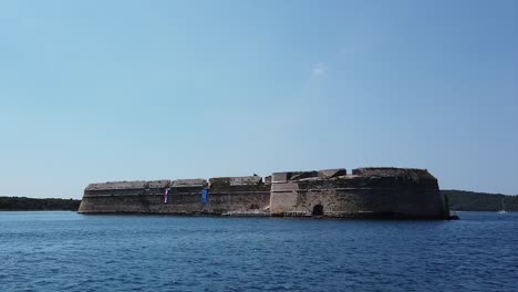 Die-St.-Nikolaus-Festung-Bewacht-Den-St.-Antonius-Kanal-In-Sibenik,-Kroatien