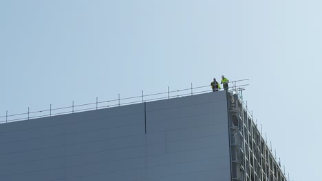 Toma-Estática-De-Trabajadores-De-La-Construcción,-Trabajando-En-Altura-En-El-Sitio-De-Construcción-De-Una-Central-Eléctrica.