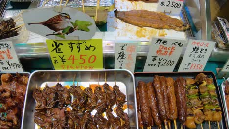 Bizarres-Japanisches-Essen-Zum-Verkauf-Auf-Dem-Nishiki-Markt