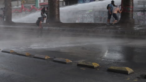 Bereitschaftspolizei-Setzt-Bei-Bürgerprotesten-In-Santiago,-Chile,-Feuerwehrschläuche-Ein,-Um-Demonstranten-Zum-Rückzug-Zu-Zwingen