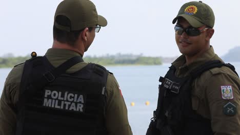 Policías-Militares-Latinos-En-Patrulla