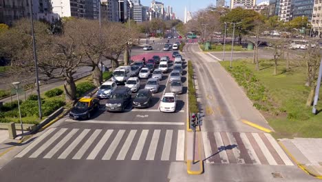 Toma-Aérea-Estática-Del-Tráfico-Circulando-Por-La-Calle-9.