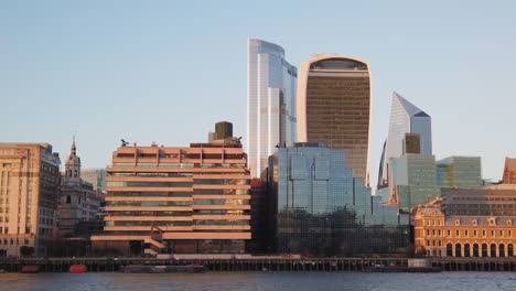 Vista-Del-Edificio-Fenchurch-Y-Sky-Garden-Con-Oficinas-Corporativas,-Panorámica-Desde-El-Agua.