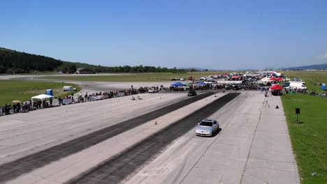 Der-Silberne-Rennwagen-Fährt-Rückwärts-In-Richtung-Startlinie-Des-Drag-Racing-Streifens