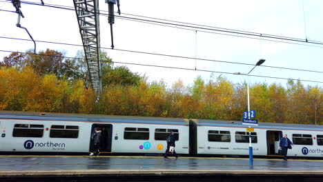 Train-at-sandbach-station.waiting-or-moving.-Poeple-boarding