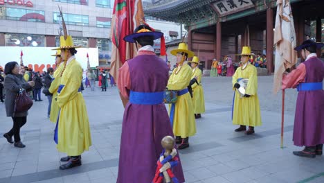 Ceremonia-De-Cambio-De-Guardia-De-La-Puerta-Palacio-Deoksugung-Seúl-Corea-Del-Sur