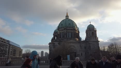 Hyperlapse-Des-Berühmten-Berliner-Doms-Mit-Menschen,-Die-Die-Brücke-überqueren