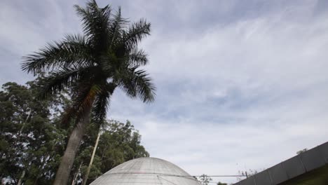 Toma-De-Revelación-Lenta-Del-Planetario-Ibirapuera-En-El-Parque-Ibirapuera-En-Sao-Paulo,-Brasil