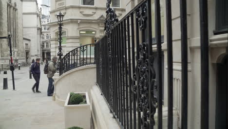 Streets-of-the-City-of-London-with-old-buiildings-and-people-walking