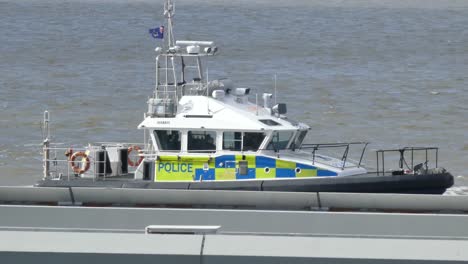 Polizeieinsatzpatrouille-Zum-Schutz-Des-Flusses-Mersey-Bei-Windiger-Flut