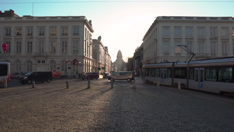 Weitwinkelaufnahme-Am-Koningsplein,-Place-Royale-In-Brüssel,-Mit-Blick-Auf-Die-„Rue-De-La-Régence“-In-Richtung-Palais-De-Justice