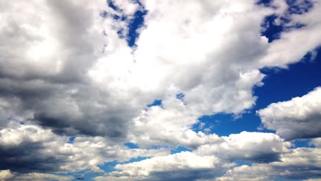 Zeitraffer-Mit-Unglaublich-Dicken-Wolken-Und-Blauem-Himmel-Im-Hintergrund-Mit-Highlight