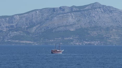 Una-Riña-De-Gaviotas-Tras-Un-Velero-Frente-A-La-Costa-De-Postira,-Isla-De-Brac,-Croacia