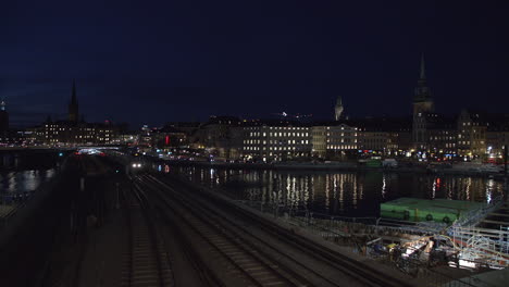 Großer-Schwenk-über-Die-Skyline-Von-Stockholm-In-Schweden-Bei-Nacht
