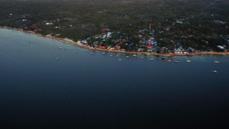 Vista-Aérea-De-La-Playa-De-Moalboal-Al-Atardecer,-Cebu,-Filipinas