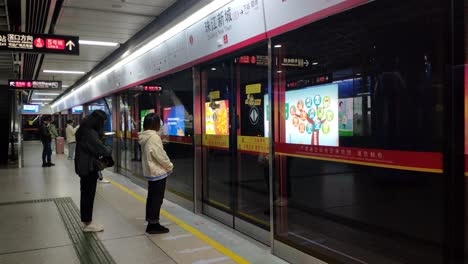 Coronavirus-Ausbruch,-Wenige-Menschen-Tragen-Masken-Und-Warten-In-Der-Leeren-U-Bahn-Der-Stadt-Guangzhou-Auf-Den-Zug