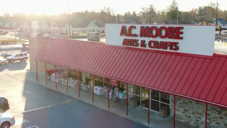 Luftaufnahme-Des-Bankrotten-AC-Moore-Arts---Crafts-Store-Schildes-Im-Morgensonnenlicht