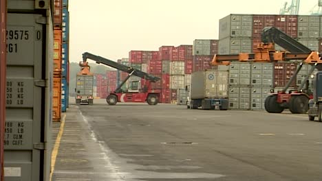 CRANE-LOADERS-MOVING-CRATES-AT-THE-PORT-OF-PORTLAND