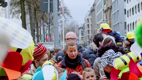 Rosenmontag-Carnaval-En-Düsseldorf,-Alemania-Con-Traje-De-Aladine-En-Cámara-Lenta