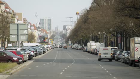 Timelapse-Calle-Muy-Transitada-En-Berlín-Durante-La-Hora-Punta-Causando-Contaminación-Del-Aire