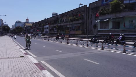 Tráfico-De-Motocicletas-Y-Bicicletas-En-Una-Carretera-Principal-Del-Sudeste-Asiático-Durante-La-Pandemia-Del-Virus-De-La-Corona