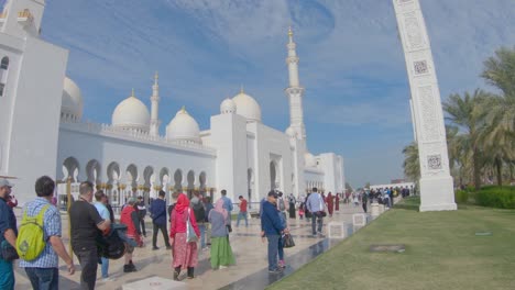 Crowd-of-tourists-visiting-Grand-Sheikh-Zayed-Mosque,-by-the-entrance