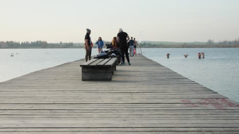 Menschen-Auf-Dem-Pier-Ziehen-Sich-Aus-Und-Bereiten-Sich-Auf-Ein-Bad-In-Kaltem-Wasser-Vor