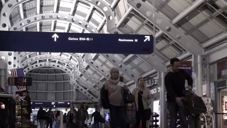 Multitudes-Caminando-Por-Una-Terminal-En-El-Aeropuerto-Internacional-O&#39;hare-En-Chicago-El-26-De-Diciembre,-Uno-De-Los-Días-Más-Ocupados