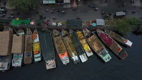 Vista-Aérea-De-Seguimiento-Del-Mercado-Flotante-De-Flores-En-Saigón-O-En-La-Ciudad-De-Ho-Chi-Minh-En-Vietnam.