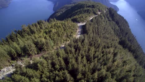 Una-Reveladora-Vista-Aérea-De-Las-Cimas-De-Las-Montañas-Cubiertas-De-árboles-Rodeadas-De-Lagos-En-Mission-BC.