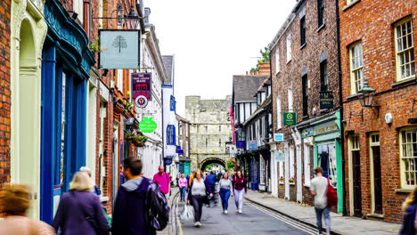 York-Inglaterra,-Circa:-Turistas-Visitando-Y-Comprando-En-Stonegate-Street-En-York,-Reino-Unido