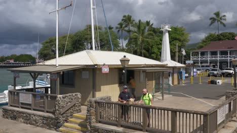 Muelle-De-Lahaina-Con-Turistas-Mientras-Un-Barco-De-Avistamiento-De-Ballenas-Sale-Del-Puerto.