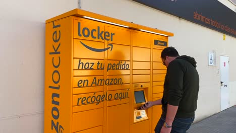 Un-Hombre-Recogiendo-Un-Paquete-En-El-Punto-De-Recogida-De-Amazon-Hub-Locker-En-España