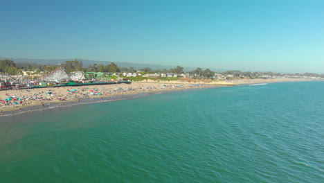 Höhenrutsche-über-Dem-Wasser-Des-Vergnügungsparks-Am-Strand