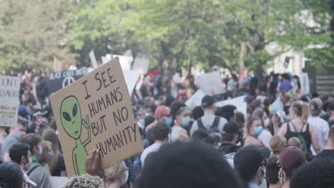 Potente-Toma-De-Un-Cartel-Que-Sobresale-Entre-Una-Multitud-De-Manifestantes-De-Vidas-Negras.