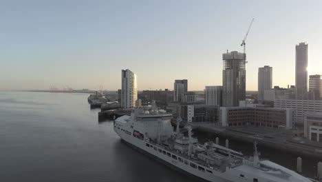 Camión-Cisterna-Militar-Tiderace-De-La-Marina-Rfa-En-El-Paisaje-Urbano-De-Liverpool-Frente-Al-Mar-Al-Amanecer-Vista-Aérea