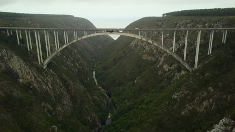 Coches-Que-Pasan-Por-Encima-Del-Puente-Sobre-La-Plataforma-Bungy