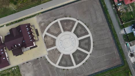 Vista-Panorámica-De-Las-Instalaciones-En-El-Campo-Con-Un-Patio-De-Monumentos-De-Forma-Circular