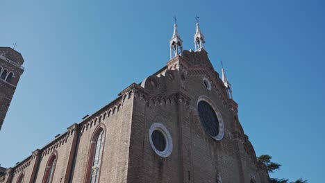 Ventanas-Circulares-Encima-De-La-Entrada-A-La-Basílica-De-Frari