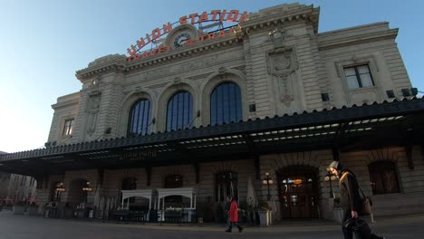 Denver-Colorado-Union-Station-En-Invierno-Con-Gente-Yendo-Y-Viniendo