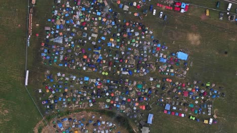 Vista-Aérea-A-Vista-De-Pájaro-De-Coloridas-Carpas-Montadas-En-El-Festival-De-Música