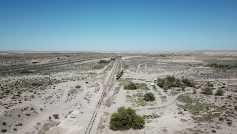 Tiro-De-Drone-De-Un-Tren-En-El-Desierto