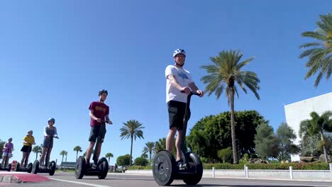 4K-Video-Von-Touristen-Auf-Segways,-Die-Am-Dali-Museum-In-St.-Petersburg,-Florida,-Vorbeifahren