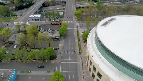 Imágenes-Aéreas-Históricas-Del-Centro-De-Convenciones-De-Oregon-Con-Calles-Vacías-Debido-A-La-Pandemia-Del-Covid-19