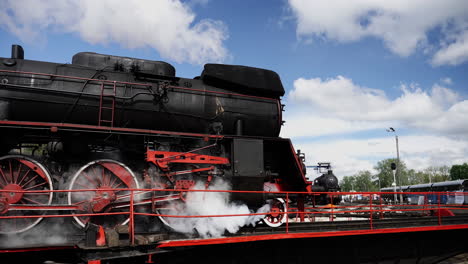 Primer-Plano-Locomotora-Histórica-Tren-De-Vapor-Llega-Lentamente-A-La-Plataforma,-Humo-De-Vapor